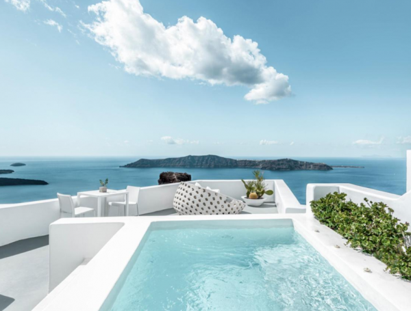 Kolam renang infinity dengan pemandangan indah